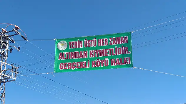 Gerçekli Mahallesi'nden köyün girişine pankart