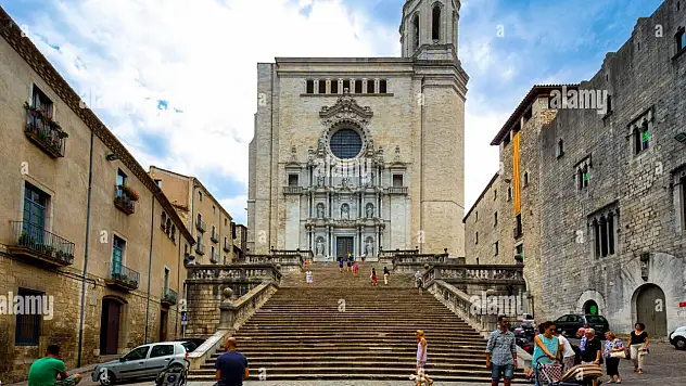 GİRONA KATEDRALİ İSPANYA'NIN KATALONYA BÖLGESİNDEKİ EN İKONİK YAPILARINDAN BİRİ OLARAKYENİ YILA ÖZEL ETKİNLİKLERLE GÜNDEMDE