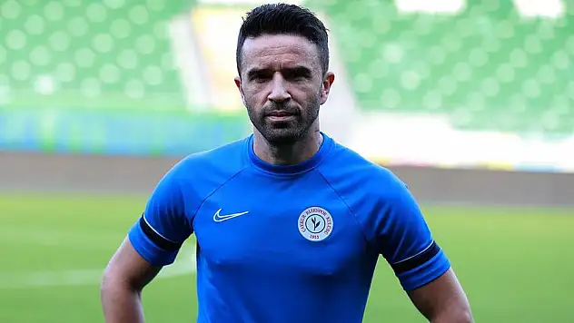 Gökhan Gönül futbolu bıraktığını açıkladı