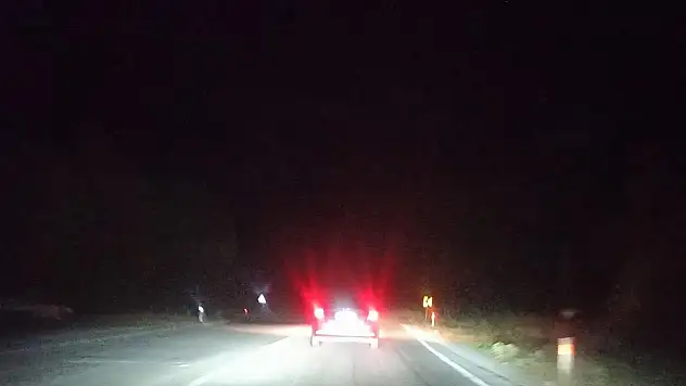 Gölcük Yolu'nda Gece Yarısı Vurdumduymazlık: Seyir Halindeki Araçtan Yanan İzmarit Atıldı!