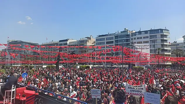 Gündoğdu Meydanı’nda vatandaşlar Millet İttifakı’nı bekliyor