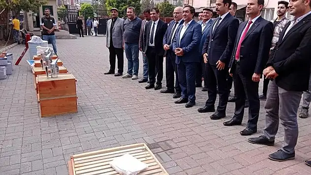 Güroymak'ta 26 arıcıya 480 adet arı kovanı dağıtıldı