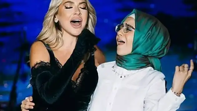 Hadise konserde başörtülü hayranını sahneye çıkardı!
