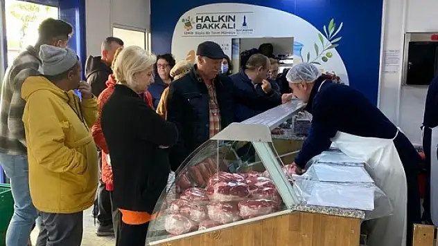 Halkın Bakkalı/Halkın Kasabı dükkanlarının önünde uzun kuyruklar oluştu