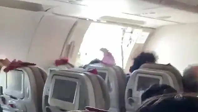 Havada panik: Uçağın kapısı açıldı!
