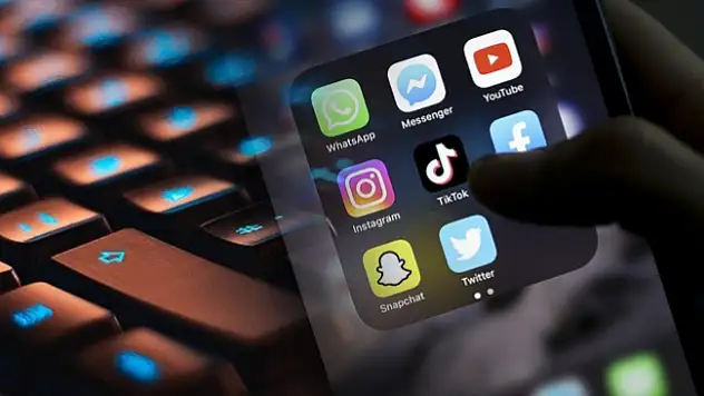 Hindistan’da bir aile, cep telefonu almak sosyal medya videoları çekmek için 8 aylık bebeğini sattı