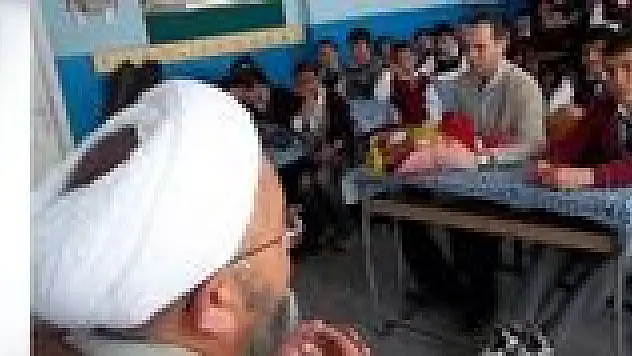 Hoca camide  öğretmen okulda