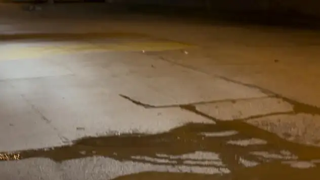 HÜRRİYET MAHALLESİ'NDE SU HATTI PATLADI, YOLDA SU FIŞKIRIYOR