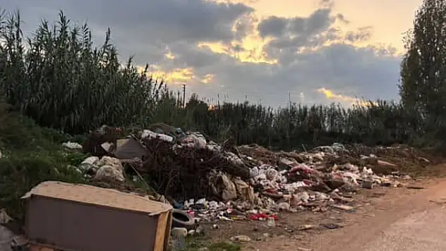 HÜRRİYET MAHALLESİ'NDE YOL ÇÖPLÜĞE DÖNDÜ VATANDAŞLAR TEPKİLİ: 'BELEDİYE MÜDAHALE ETMİYOR'