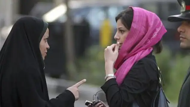 İran polisi zorunlu başörtüsü kuralını ihlal edenlere karşı ülke genelinde uygulama başlattı