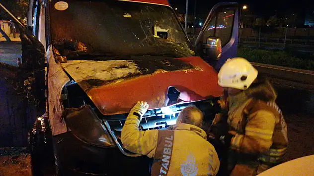 İstanbul'da CHP'nin seçim aracı yandı