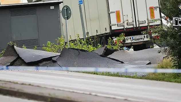 İsveç'te otoyol çöktü: 3 yaralı