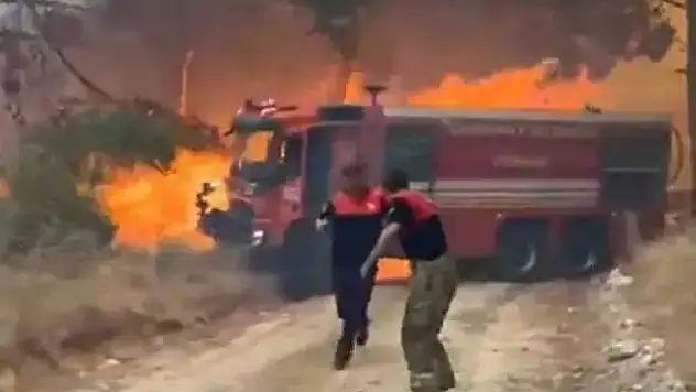 İtfaiye Aracı Alevlerin Arasında Kaldı: Ekipler Canını Zor Kurtardı