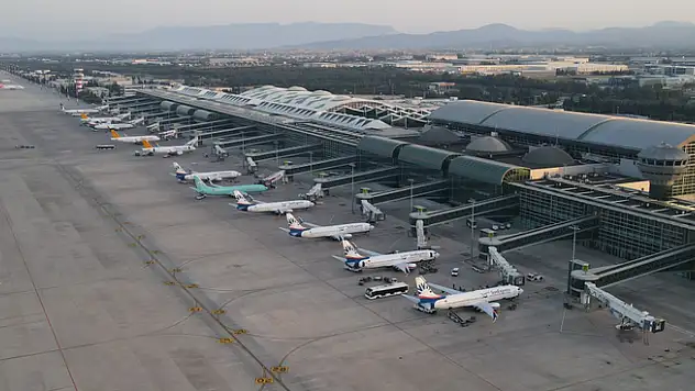 İzmir Adnan Menderes Havalimanı'nda Nisan ayında 834 bin 944 yolcuya hizmet verildi