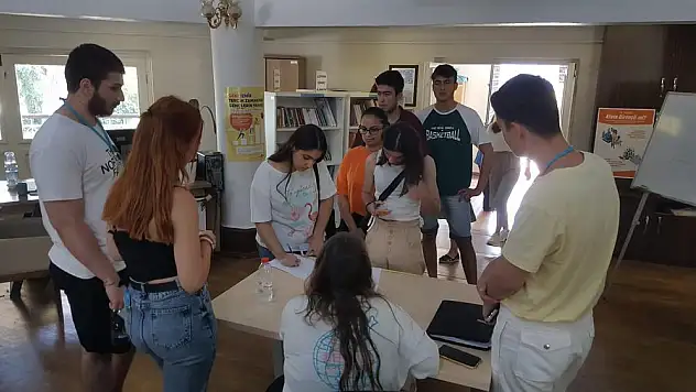 İzmir Büyükşehir Belediyesi gençlerin yanında