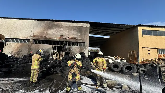 İzmir'de Lastik Deposu Çevresinde Yangın: İtfaiye Alevleri Büyümeden Söndürdü