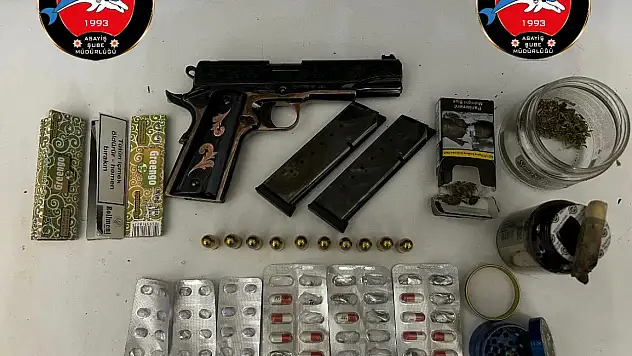 İZMİR'DE POLİSİN HAFTALIK OPERASYONUNDA 93 KİŞİ TUTUKLANDI