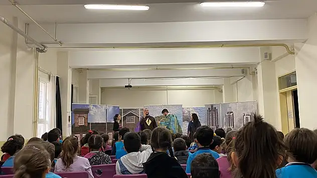 İzmir Doğalgaz Tiyatro Atölyesi'nden 'Ağaç Ev'