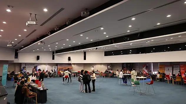 İzmir Ekonomili gençler ‘Kariyer Fuarı’nda