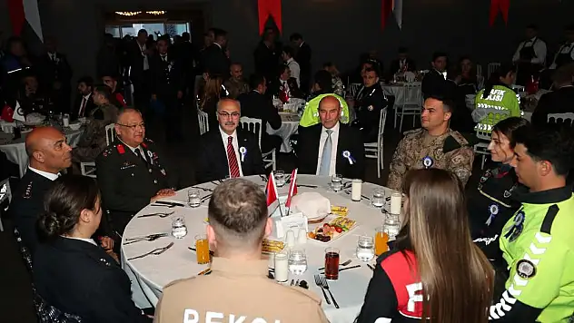 İzmir Emniyet teşkilatı iftar yemeği yedi