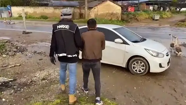 İzmir merkezli 4 ile uyuşturucu şafak baskını