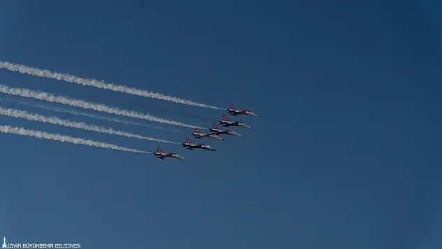 İzmir Semalarında 9 Eylül Coşkusu: Türk Yıldızları ve Solo Türk Nefes Kesti