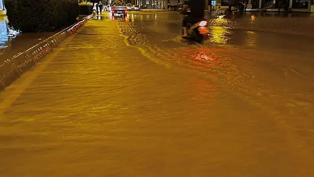 İzmir'de Ana boru patladı, 2 mahalleyi su bastı