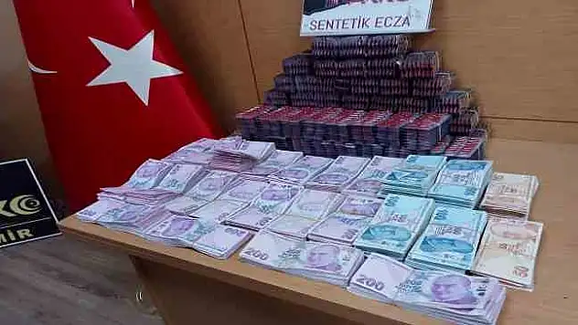 İzmir'de bir evden 13,5 kilogram kokain ve binlerce hap çıktı