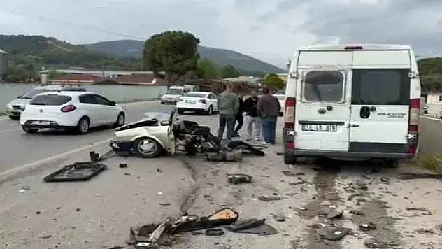 İzmir’de feci kaza… Kaygan yolda duramadı, otomobili ikiye ayrıldı