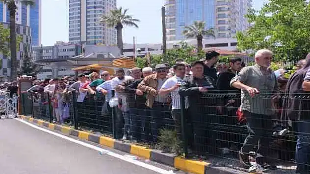 İzmir’de gözde oldu… TCG Anadolu’ya ziyaretçi akımı