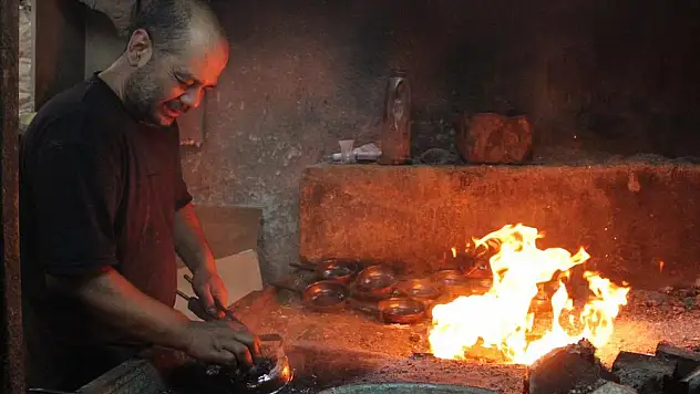 Kalaycı kardeşler, 80 derece sıcaklıkta dede mirası mesleklerine sahip çıkıyor