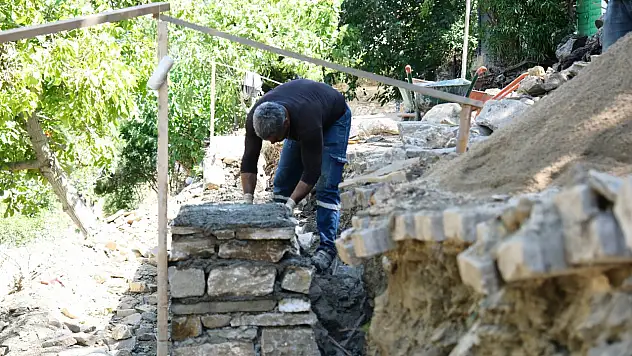 Kaplan Mahallesi'nde Şarampol Temizliği ve İstinat Duvarı Yenileme Çalışmaları Devam Ediyor