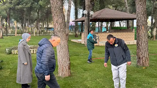 Kiraz Belediyesi, Koru Otel Sosyal Tesisleri'nde Çim Yenileme Çalışması Gerçekleştirdi