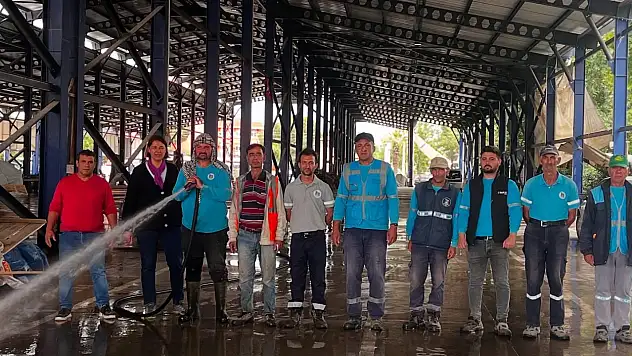 Kiraz Belediyesi'nden Cem Yazan Kapalı Pazar Yerinde Genel Temizlik Çalışması