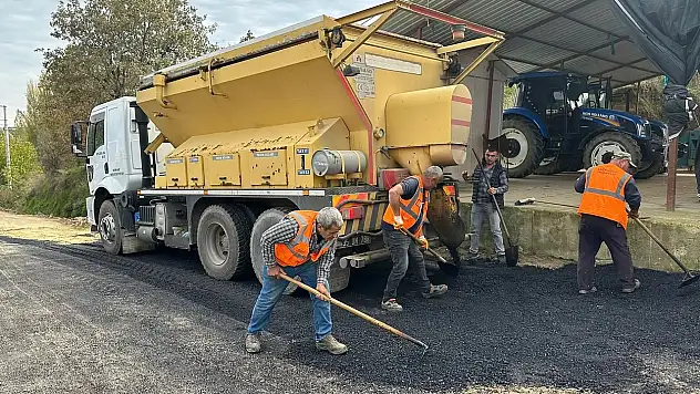 Kiraz Belediyesi'nden İğdeli Mahallesi'nde Asfalt Yama Çalışması