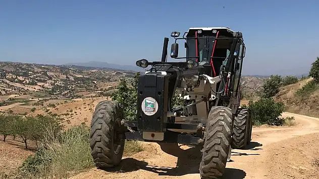 Kiraz Belediyesi Üretim Yollarında Yol Tesviye ve Şarampol Çalışmalarını Sürdürüyor