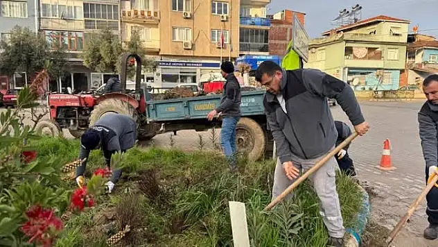 Kiraz'da park ve refüjler bakımdan geçirildi