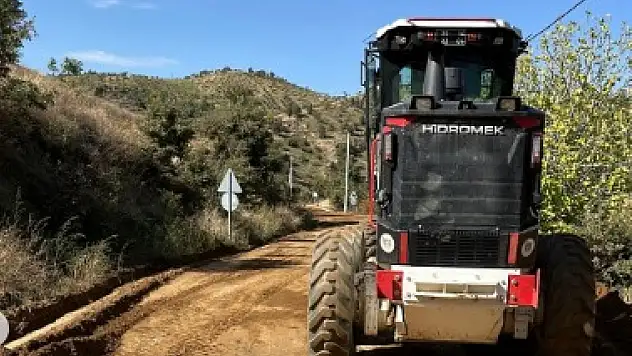 Kiraz'da Toprak Yollarda Bakım Çalışması