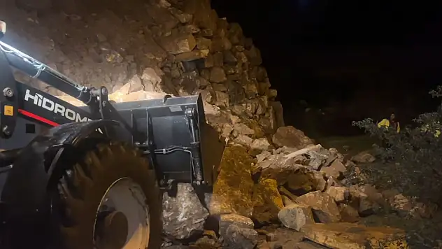 KİRAZ SARIKAYA'DA YOL ÇÖKTÜ, MÜDAHALE GECİKMEDİ