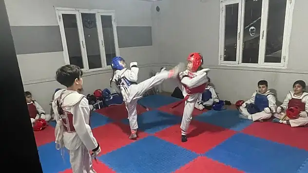 KİRAZ ÜLKÜ OCAKLARINDA TEKVANDO DERSLERİ SÜRÜYOR