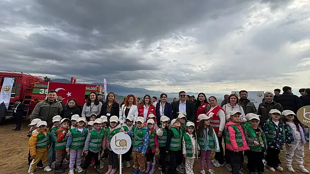 Kızılay Ekibi, 11 Kasım Milli Ağaçlandırma Günü'nde Fidan Dikiminde Yerini Aldı