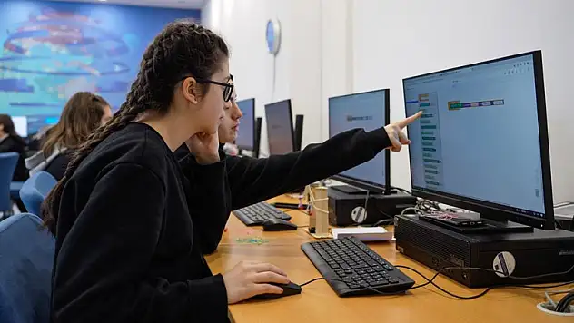 Kızlar Kodlar Projesi ile 2680 kız öğrenciye kodlama eğitimi