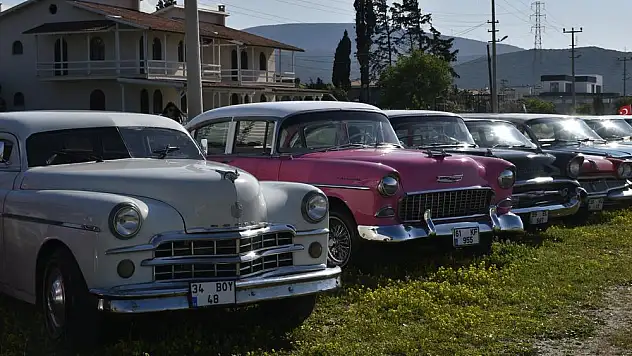 ‘Klasik otomobiller’le göz kamaştıran kutlama