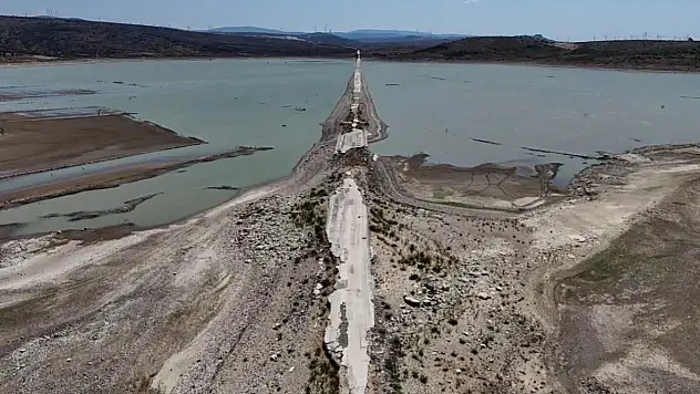 Kuraklık Vurdu, Eski Yol Ortaya Çıktı: Alaçatı Barajı'ndan Endişelendiren Görüntüler
