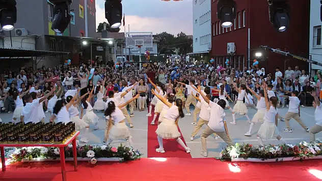 Kurtuluş İlkokulu'nda Mezuniyet Coşkusu: Minik Yürekler Yeni Yolculuğa Uğurlandı