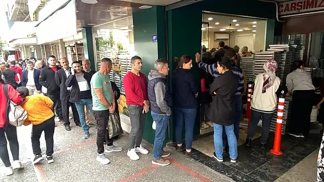 Kuyruklar gün boyu sürdü