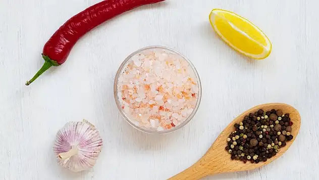 Limonun üzerine biraz tuz ve karabiber koyunca bakın ne oluyor