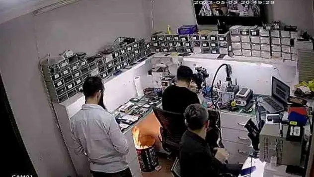 Manisa’da panik anlar… Cep telefonunun bataryası patladı