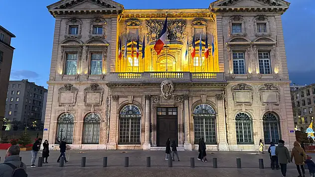 Marsilya Valiliği Akşam Işıkları Altında: Cumhuriyetin Taş Cephesi