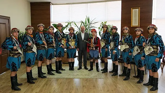 Menemen Halk Oyunları Ekibi Türkiye Şampiyonu Oldu